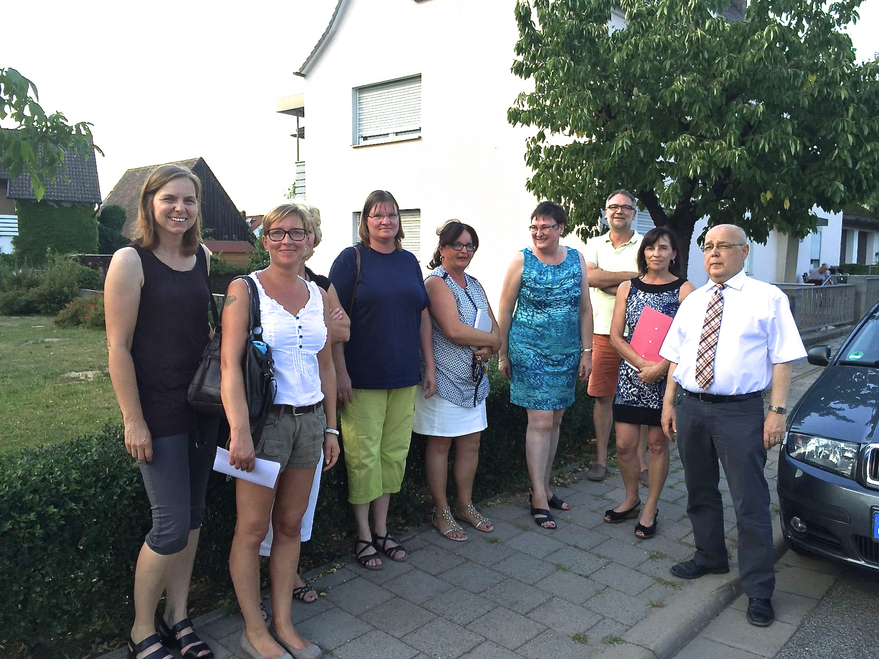 Begehung des Schulwegs in Kersbach von der Schule zur Mittagsbetreuung: Katrin Wagner, Juscha Hanser (beide Kinderschutzbund), Lydia Longequeue, Karin Köhler (Mittagsbetreuung), Kerstin Friedrich (Rektorin), Sigrun Wagner (Stadt Forchheim), Thomas Krügel (ausführender Architekt), Gabriele Obenauf (Amt für Jugend, Bildung Sport und Soziales) sowie Franz Stumpf (Oberbürgermeister / v.l.n.r.). Foto: Stadt Forchheim