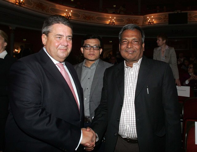 Vize-Kanzler Sigmar Gabriel (l.) mit Preisträger Amirul Haque Amin (r.) und dessen Mitstreiter Dr. Mohammed Hayatun Nabi. | Foto: JKönig