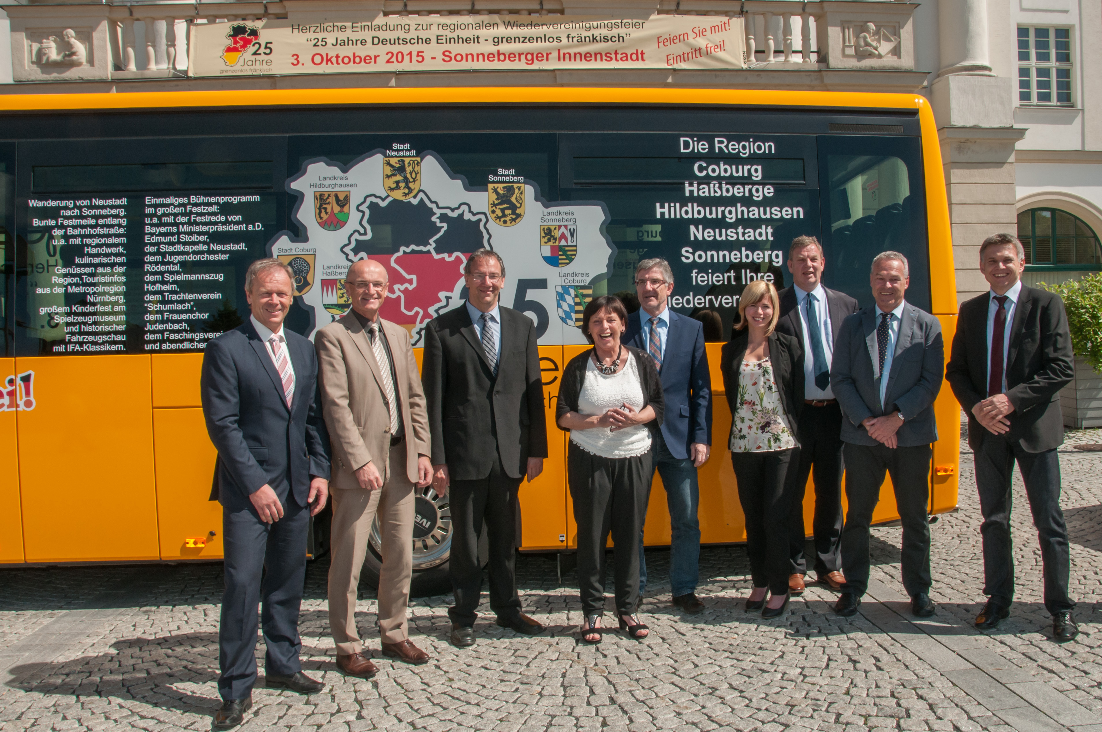 Freuen sich auf die Wiedervereinigungsfeier (v. l.): Landrat Thomas Müller (Hildburghausen), Landrat Wilhelm Schneider (Haßberge), 3. Bürgermeister Thomas Nowak (Coburg), Landrätin Christine Zitzmann (Sonneberg), Landrat Michael Busch (Coburg), Lisa Tomschke und Michael Amthor (Tourismusverein Coburg.Rennsteig e.V.), Oberbürgermeister Frank Rebhan (Neustadt bei Coburg) und der stellv. Bürgermeister Dr. Heiko Vogt (Sonneberg).