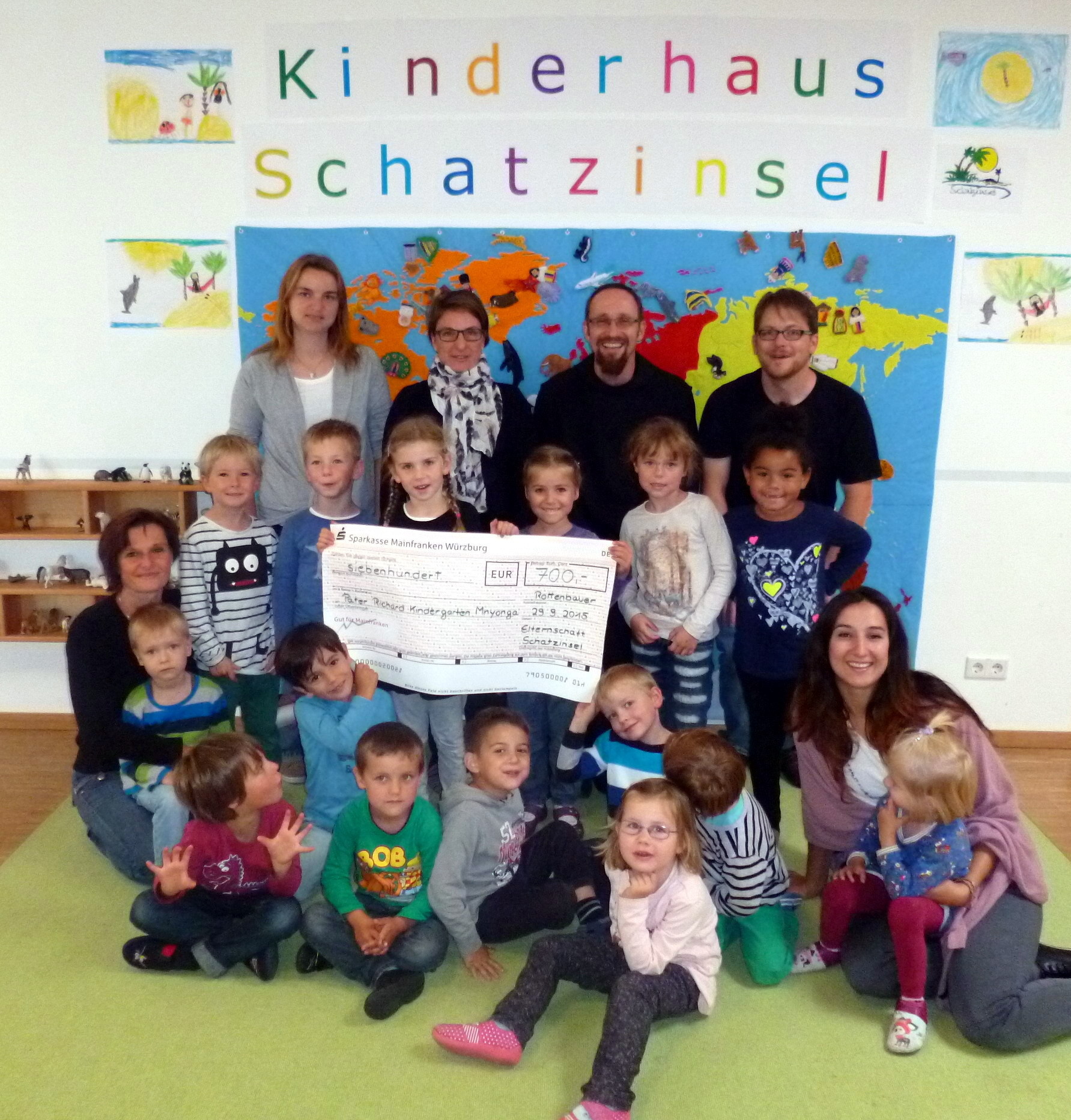 Auf dem Bild sind (v.L) Heike Klug (Gruppenleitung), Katharina Endres (Elternbeirat), Sonja Bluhm (Elternbeirat), Pater Richard (Abtei Münsterschwarzach), Thomas Grob (Leitung Kinderhaus), Snezana Milovanovic (Gruppenleitung) und Kinder aus dem Kindergarten zu sehen.