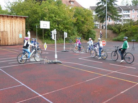 Hinter der Bayernhalle übten die Kinder auf dem eigens aufgebauten Übungsplatz die Sicherheit mit dem Fahrrad im Straßenverkehr.