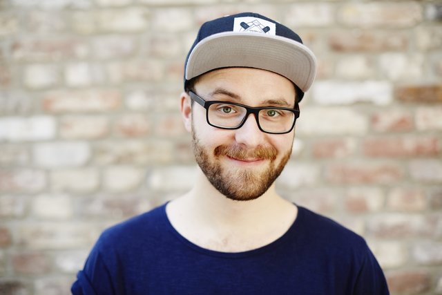 Mark Forster freut sich bereits auf den Schul-Gig: „Ich habe einmal an einer Schule in einer Turnhalle gespielt und einmal in der Aula. Beide Konzerte haben großen Spaß gemacht, weil sich die ganze Schule darauf gefreut hat!“