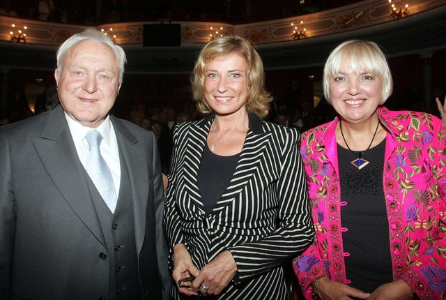 Bundesminister a.D. Dr. Oskar Schneider mit Claudia Roth (r.), Vizepräsidentin des Deutschen Bundestages und CSU-MdB Dagmar Wöhrl. | Foto: JKönig
