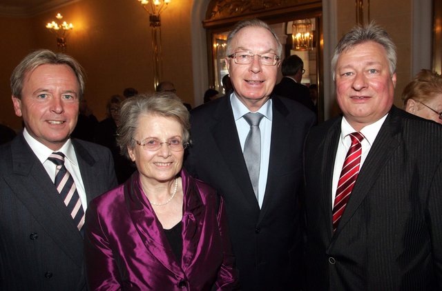Der Initiator des Internationalen Nürnberger Menschenrechtspreises, Alt-OB Dr. Peter Schönlein mit Gattin Claudia und SPD-MdB Martin Burkert (r.) und SDPMdL Stefan Schuster (l.). | Foto: JKönig