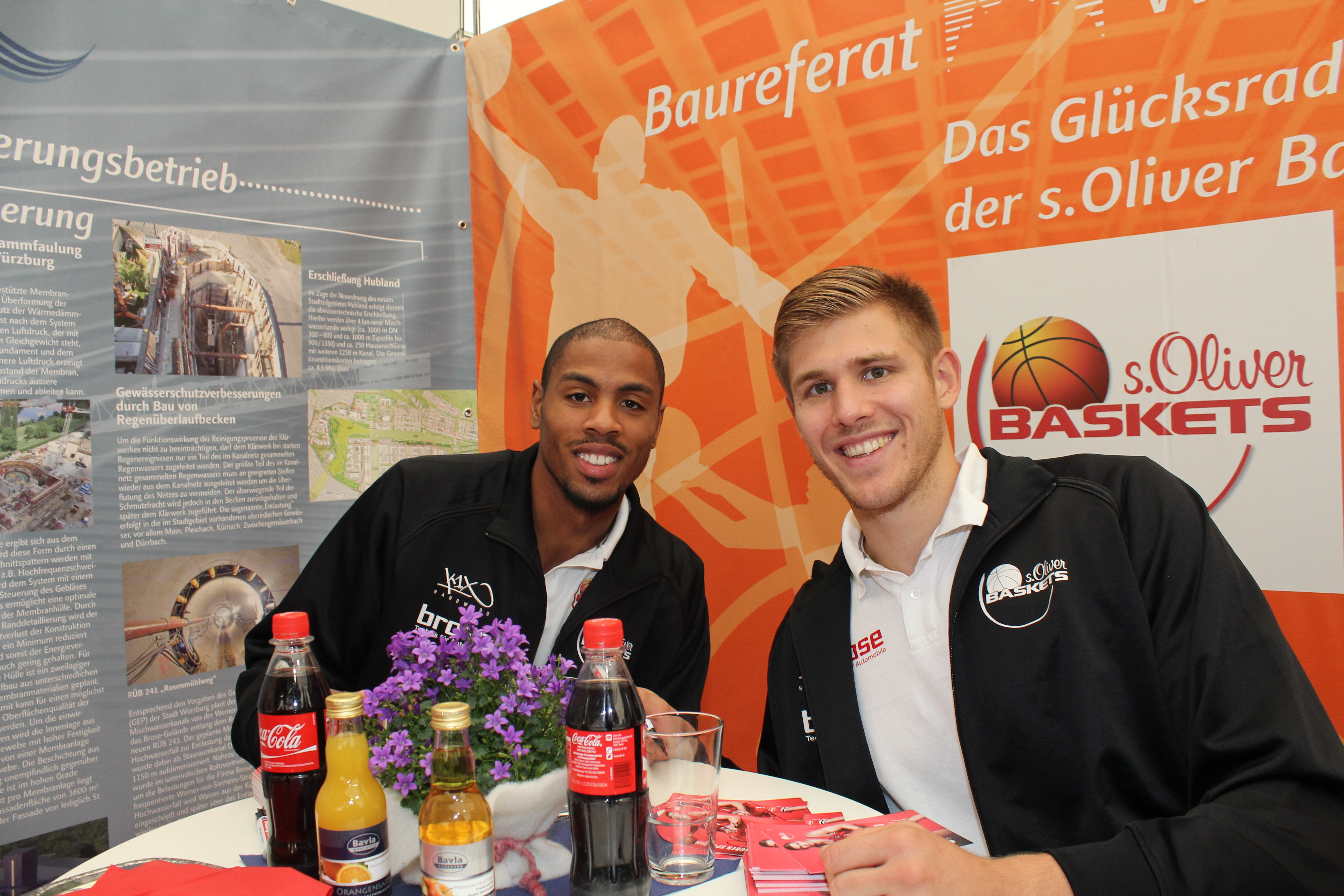 Ruben Spoden (rechts) und Lamonte Ulmer (links)beim Unterzeichnen der Autogramme am Baureferats-Stand. Bild Susanne Jendoubi