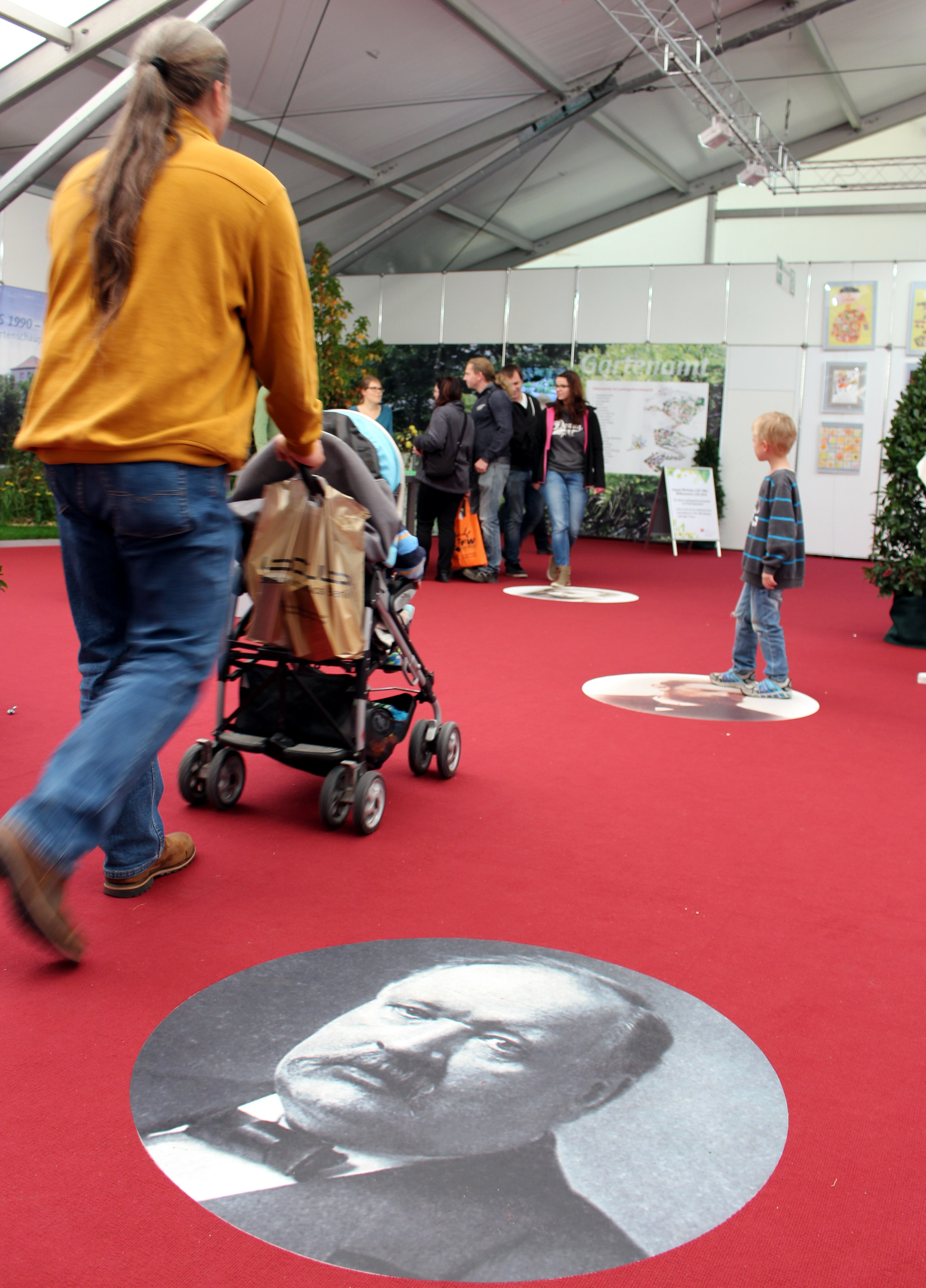 Ausgezeichnete Wissenschaftler: Die Würzburger Nobelpreisträger haben in der städtischen Halle 1 auf der Mainfranken-Messe so etwas wie einen Walk of Fame.