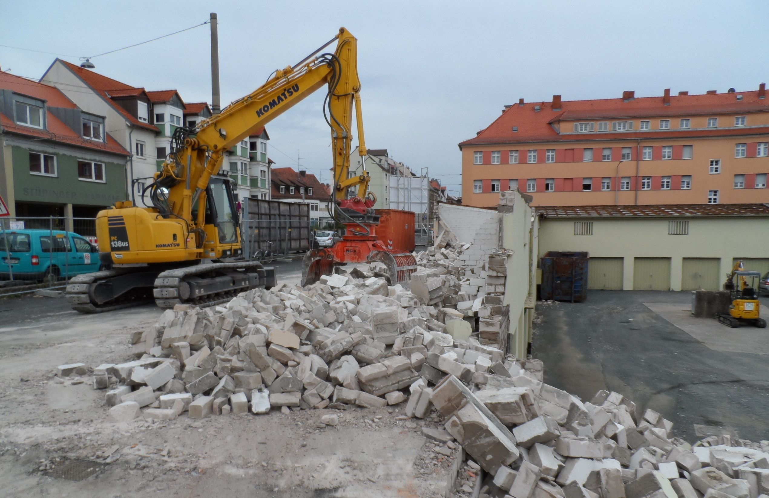 Der Abbruch der alten Garagen ist im vollen Gange.