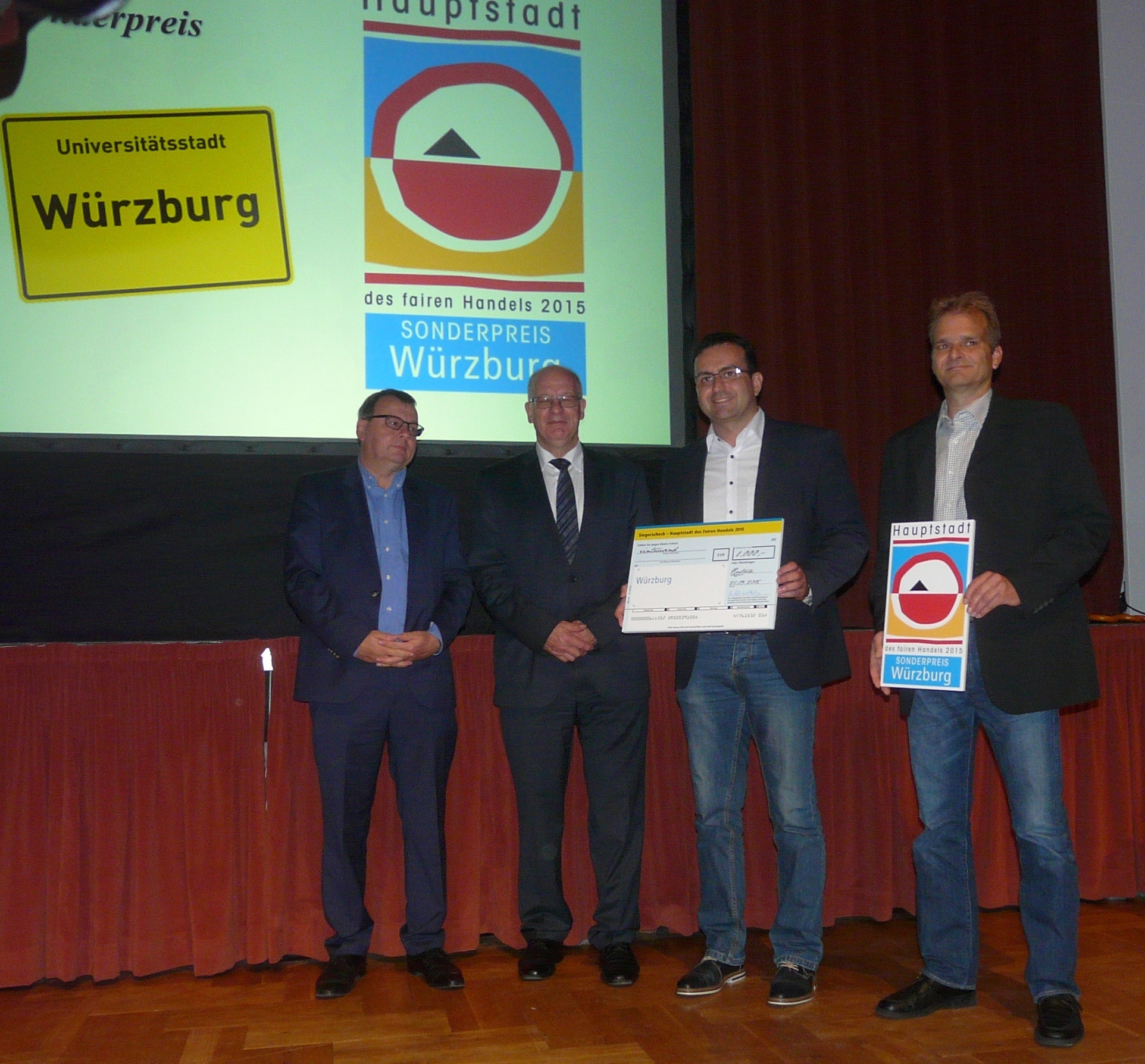 v.li: Juryvorsitzender Georg Abel, Verbraucher Initiative e.V.; Roland
Methling, Oberbürgermeister der Hansestadt Würzburg; André Hahn,
Stadtbeauftragter und Leiter der Steuerungsgruppe Fairtrade Stadt
Würzburg; Jürgen Schmitt, Stadtreiniger Würzburg.