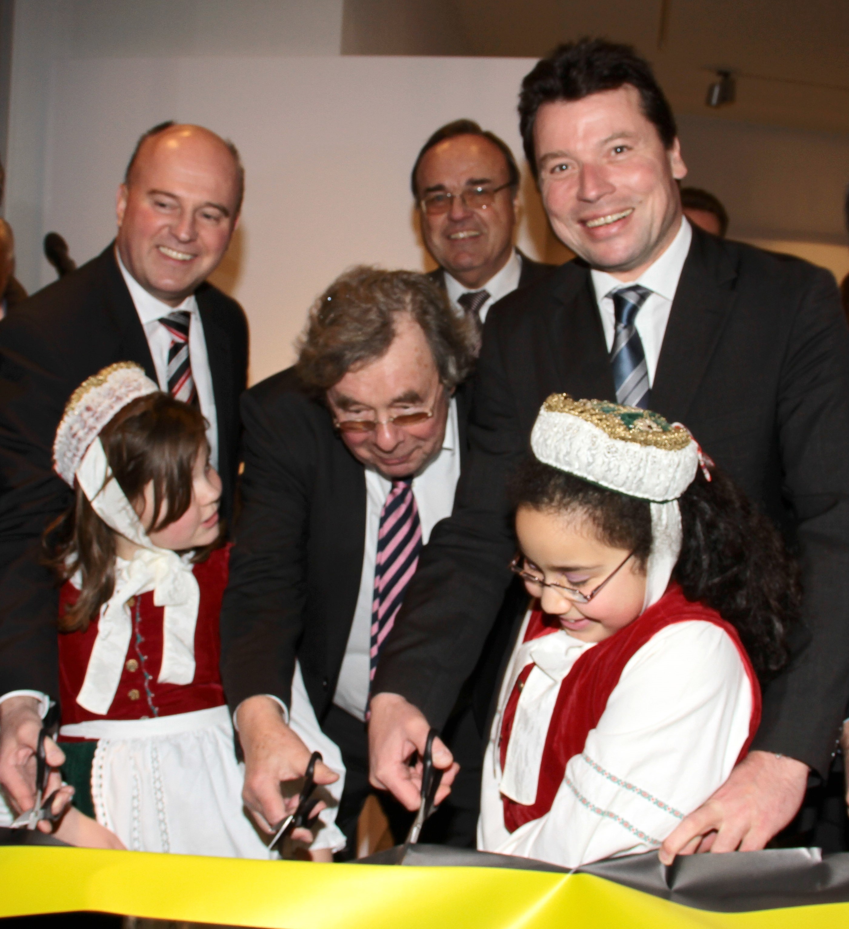 Oberbürgermeister Dr. Harald Fichtner, Prof. Dr. Hellmuth Karasek, Bürgermeister Eberhard Siller und Hartmut Koschyk (damals Parlamentarischer Staatsekretär im Bundesfinanzministerium) bei der Feier zur Museumserweiterung