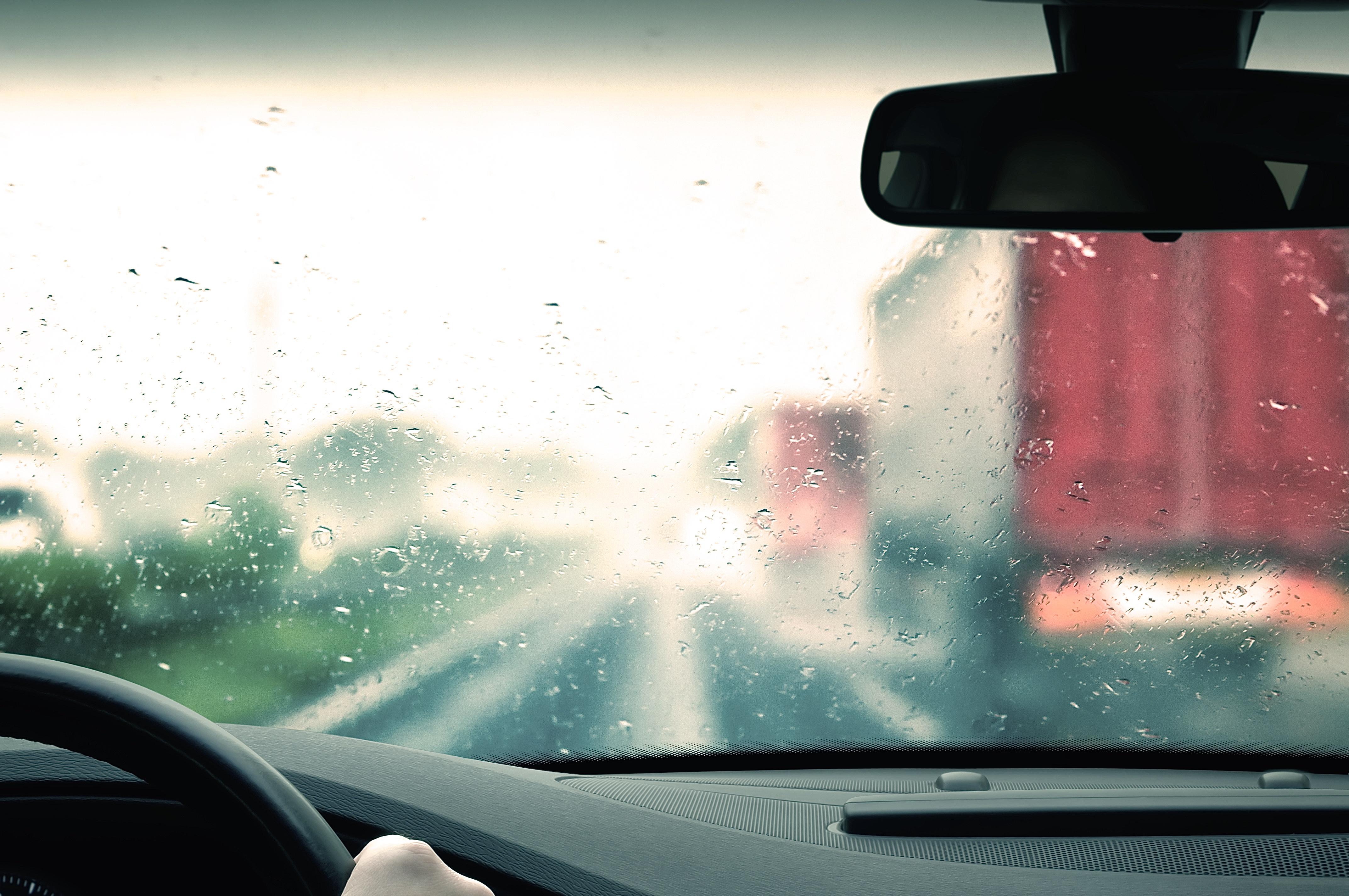 Nicht nur bei versagenden Wischern kann es im Straßenverkehr gefährlich werden – auch bei Feuchtigkeit im Auto kann die Scheibe beschlagen und die Sicht behindern. Symbolfoto: © trendobjects/Fotolia.com