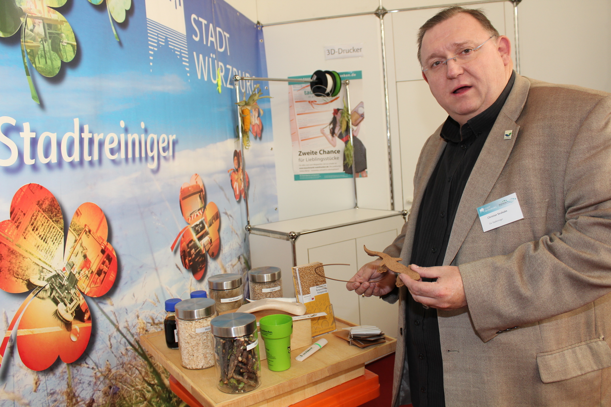 Vom Abfallprodukt zum Biokunststoff: Der Betriebsleiter der Stadtreiniger Christian Strohalm erklärt, was man aus herstellen kann.