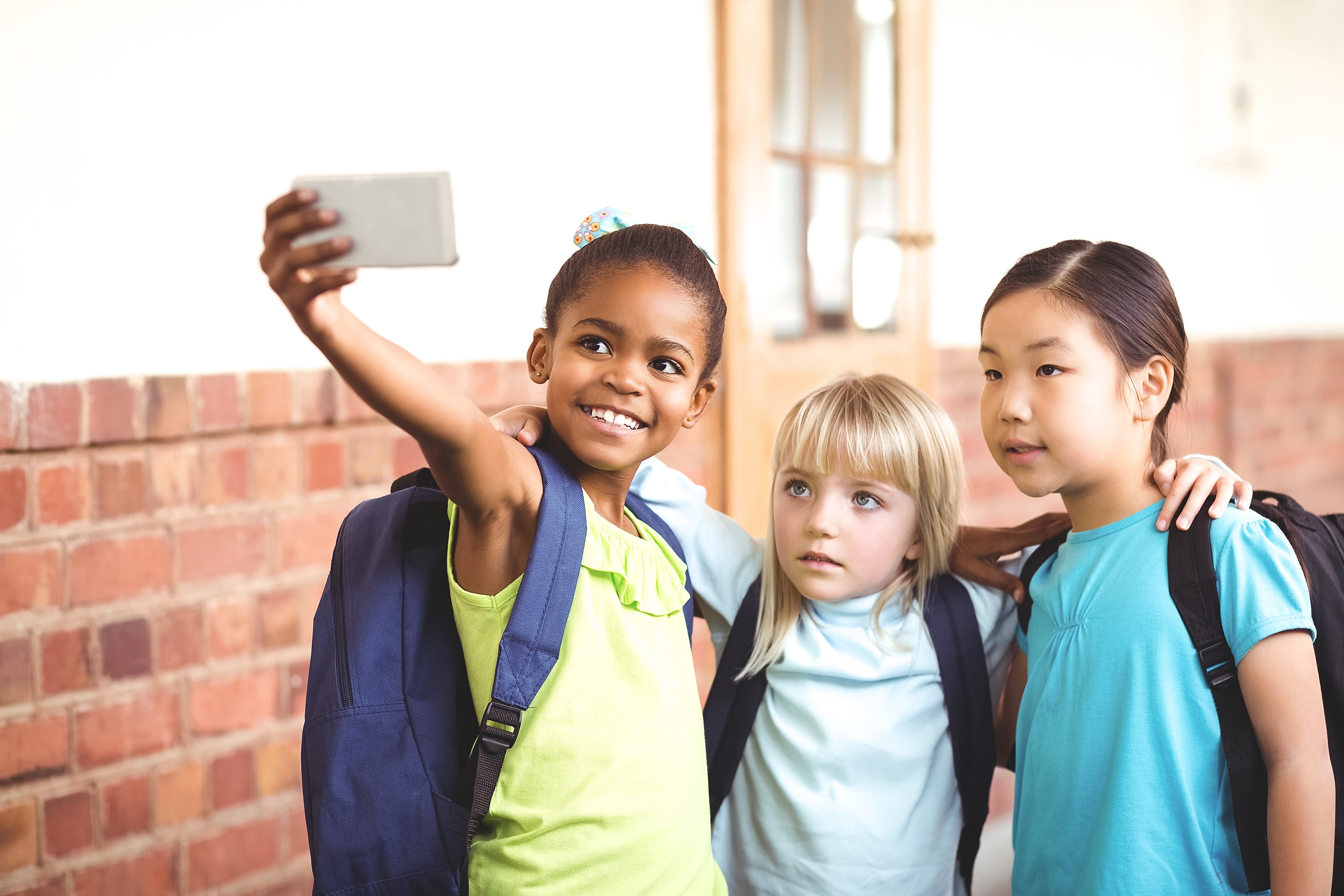 Auch für Kinder ist ein Smartphone etwas Tolles – die Verantwortung liegt jedoch auch hier ganz klar bei den Eltern. Foto: © WavebreakMediaMicro/Fotolia.com