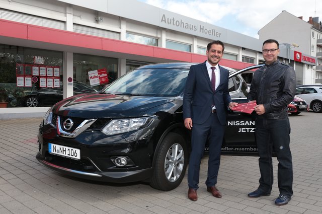 Nail Zenelji (Nissan-Verkauf Auto Hoefler) übergibt den schicken Nissan an unseren Gewinner Peter Bock (v.l.).