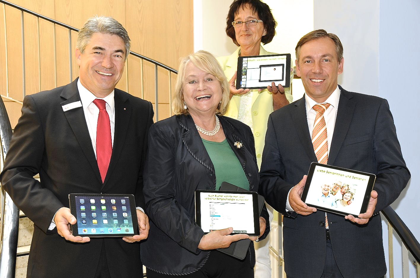 Freuen sich über neue Tablets, die mit Hilfe einer Sparkassenspende für das Web-Einsteigerprojekt des Landratsamtes angeschafft wurden: Werner Rometsch, Direktor Marketing und Vertrieb der Sparkasse Erlangen, Tablet-Tutorin Boya Marshall, Seniorenbeauftragte und Projektkoordinatorin Anna Maria Preller und Landrat Alexander Tritthart (v.l.n.r.). Foto: Landratsamt ERH