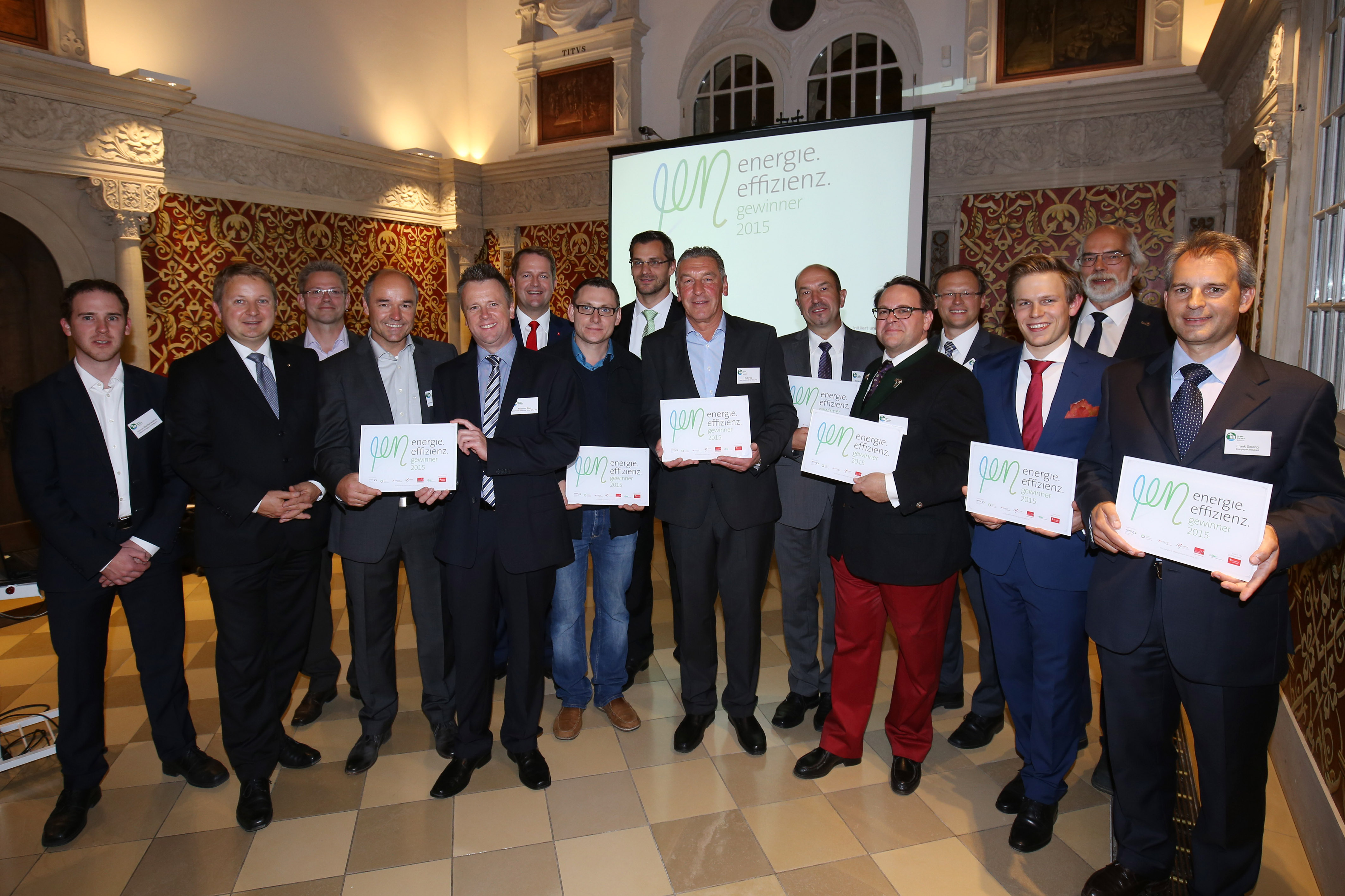 Gruppenfoto mit den Ausgezeichneten und der Jury des Projektes „energie.effizienz.gewinner“.