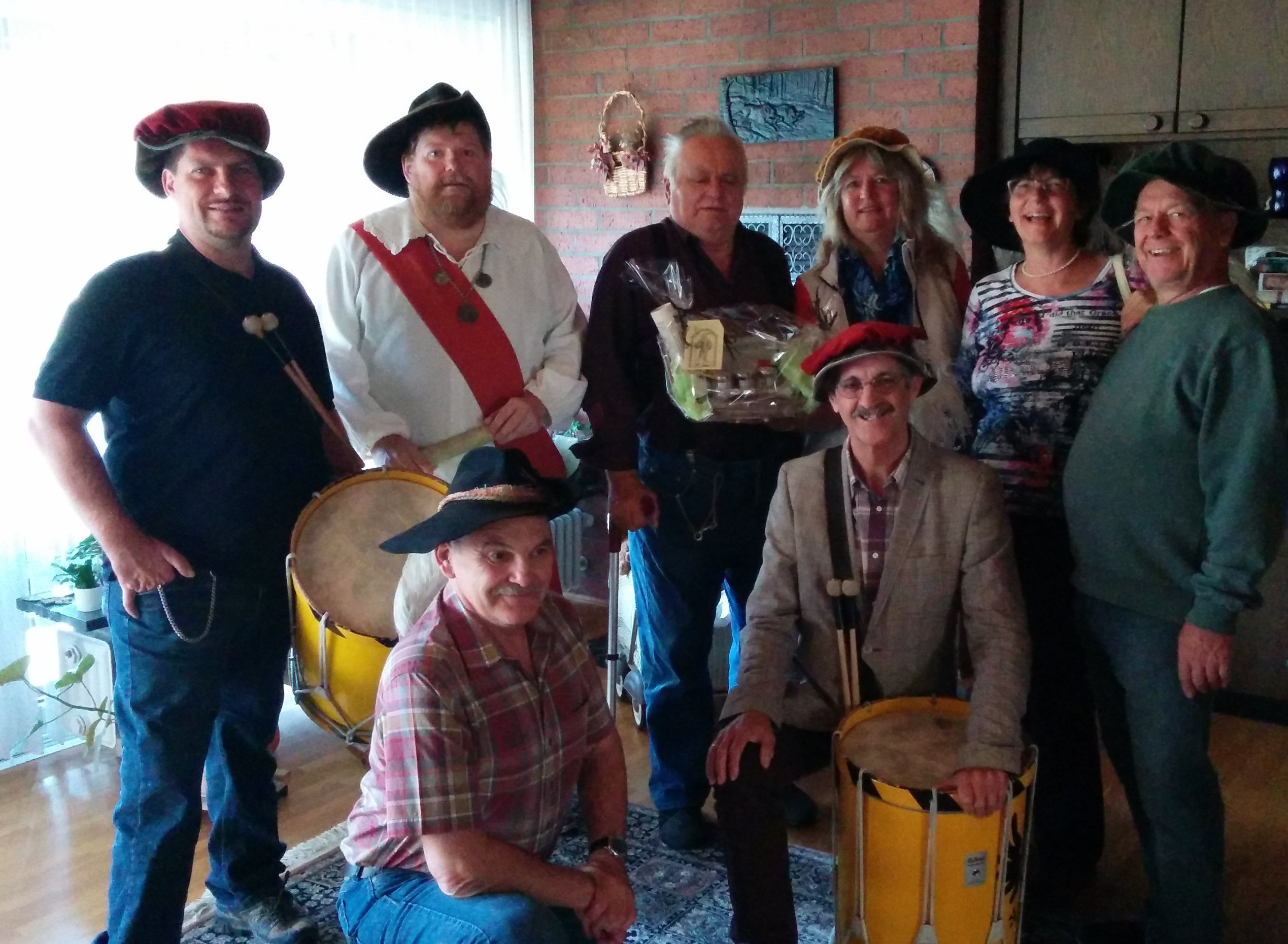 Das Foto zeigt den Jubilar Klaus-Reiner Ipta (Bildmitte) bei der Geschenk-Übergabe im Kreise der Gratulanten.