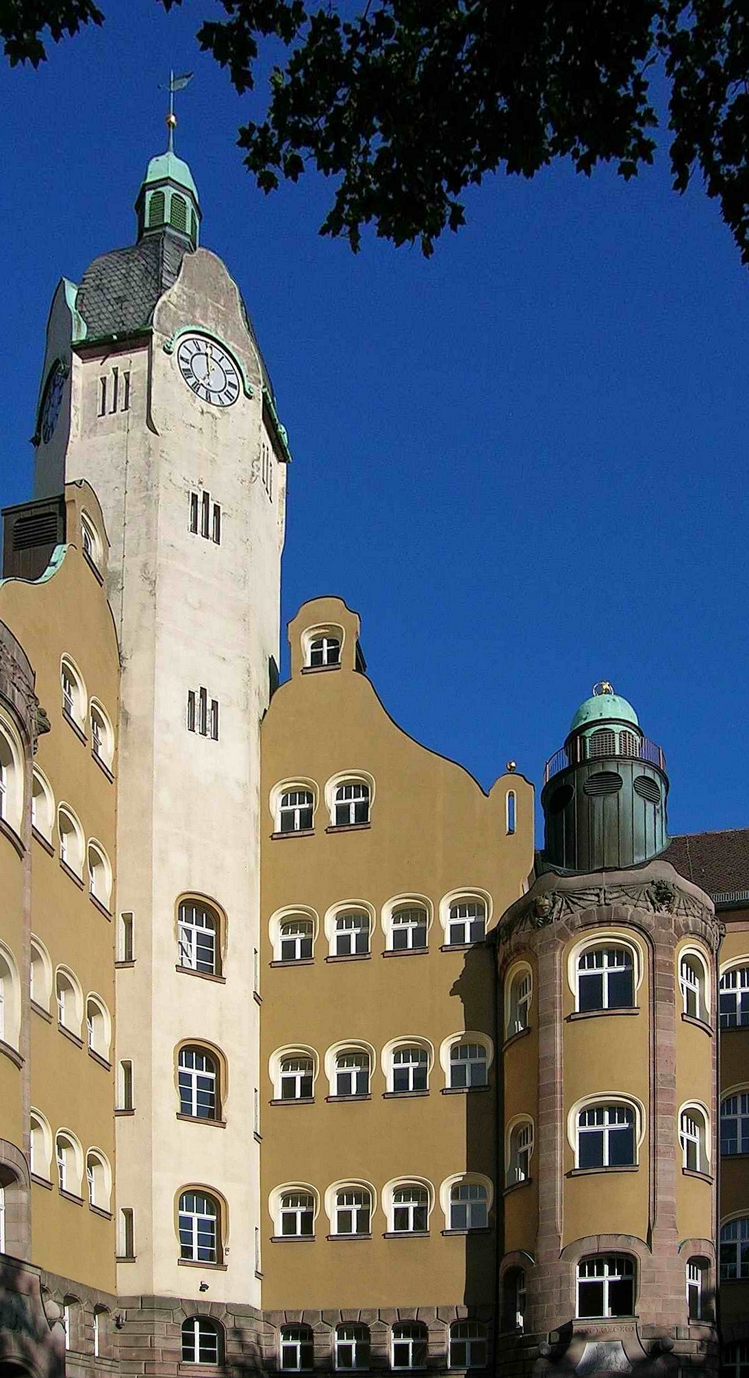 Zum Abschluss der Tour kann der Turm der Bismarckschule bestiegen werden.