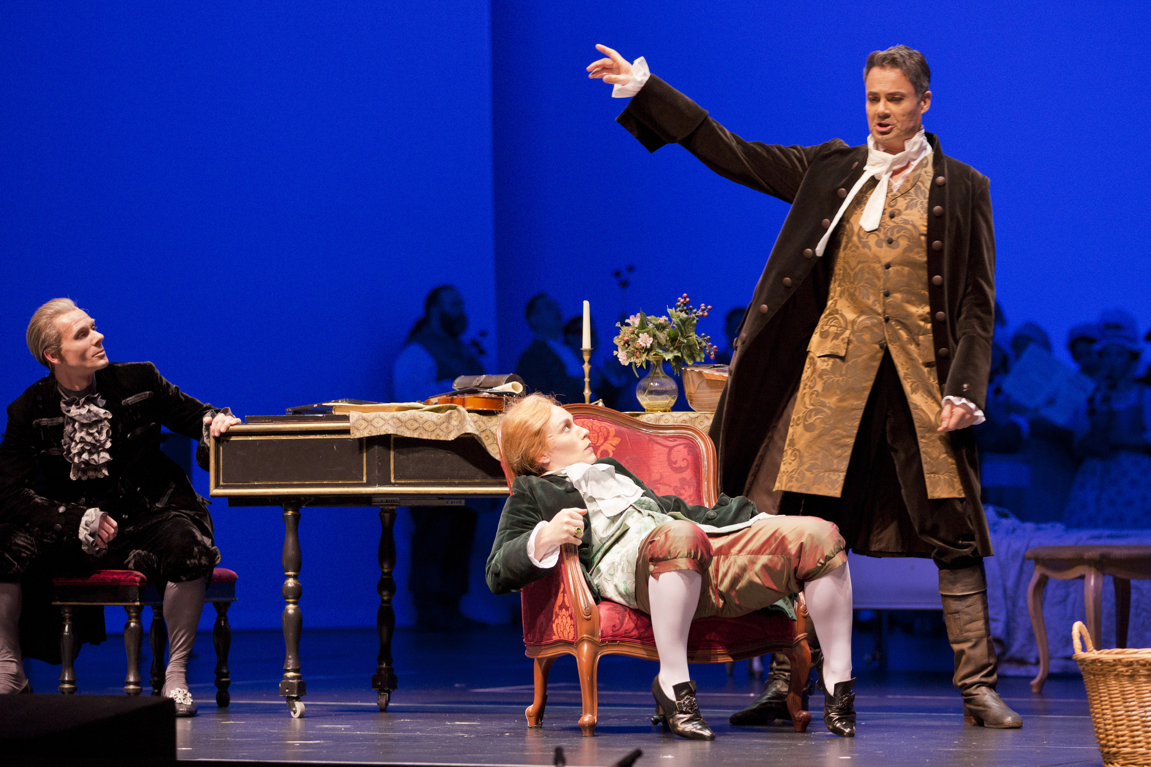 Die Hochzeit des Figaro mit (v.l.): Hans Kittelmann (Basilio), Solgerd Isalv (Cherubino) und Jochen Kupfer (Graf Almaviva).