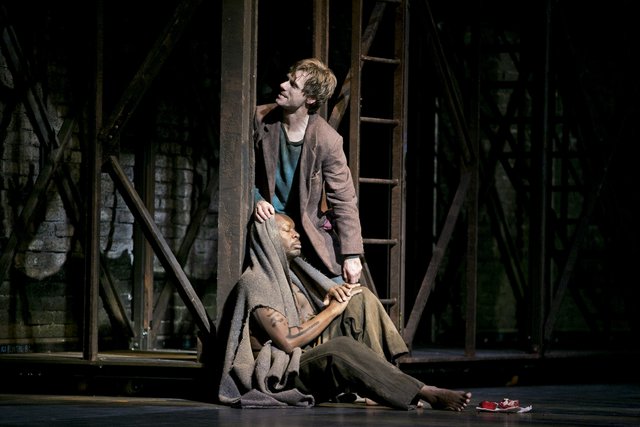 Staatstheater Nürnberg (Oper): ,,Quai West"  (v.l.): Augustin Dikongué (Abad) und Hans Kittelmann (Charles). | Foto: Staatstheater Nürnberg/Ludwig Olah