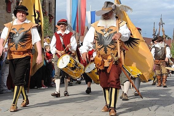 Das Foto zeigt die Landsknechtsgruppe 'Zeh' in Festzugsformation.