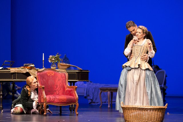 Die Hochzeit des Figaro mit (v.l.): Solgerd Isalv (Cherubino), Michaela Maria Mayer (Susanna) und Jochen Kupfer (Graf Almaviva). | Foto: Staatstheater Nürnberg/Ludwig Olah
