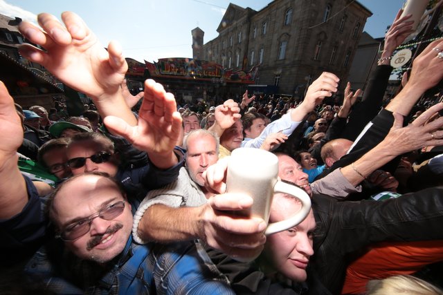 Freibier zur Eröffnung der Fürther Kirchweih. | Foto: Udo Dreier/bayernpress