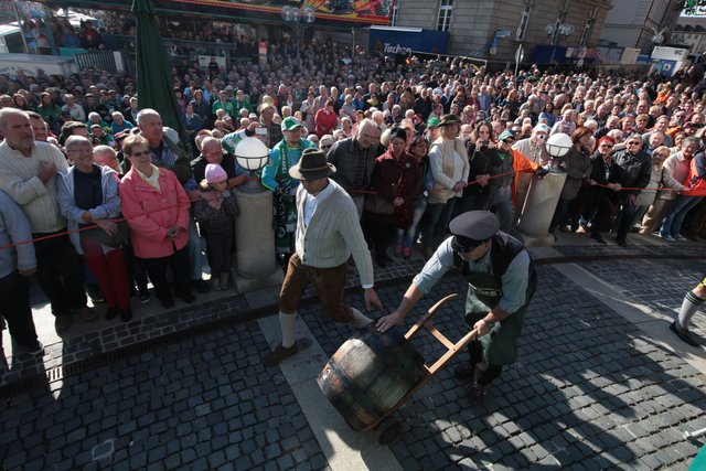 Das Freibier rollt an... | Foto: Udo Dreier/bayernpress