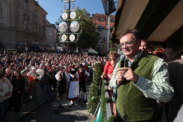 Grüner-Chef Fred Höfler bei der Eröffnung der Michaeliskirchweih in Fürth. | Foto: Udo Dreier/bayernpress