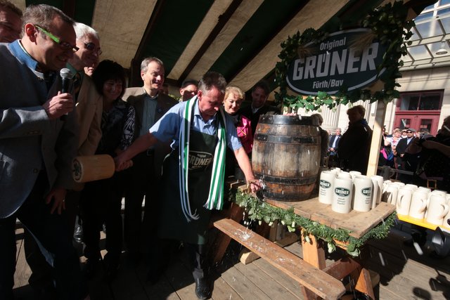 Bieranstich Fürther Kirchweih mit Oberbürgermeister Dr. Thomas Jung und Moderator Volker Heißmann. | Foto: Udo Dreier/bayernpress