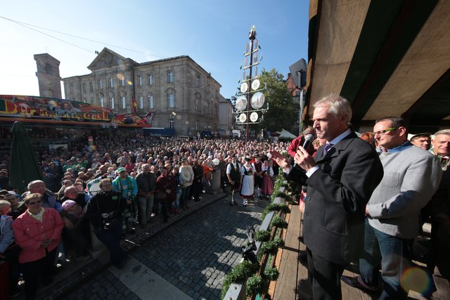 Dekan Jörg Sichelstiel bei der Kirchweih Eröffnung in Fürth. | Foto: Udo Dreier/bayernpress
