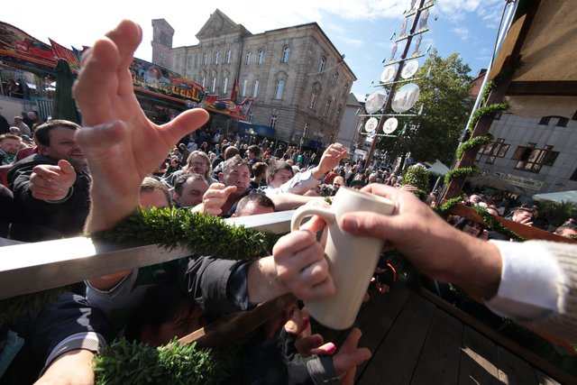 Freibier zur Eröffnung der Fürther Kirchweih. | Foto: Udo Dreier/bayernpress