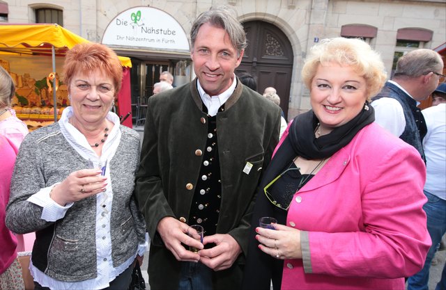 Ehrengäste: Nürnbergs Stadträtin Renate Blumenstetter vertrat Oberbürgermeister Ulrich Maly, Fürths Schaustellerchef Helmut Dölle und Fürths Landtagsabgeordnete Petra Guttenberger (v.l.). | Foto: Udo Dreier/bayernpress