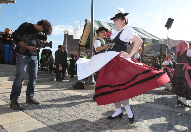 Trachtentanz bei der Michaeliskirchweih in Fürth. | Foto: Udo Dreier/bayernpress