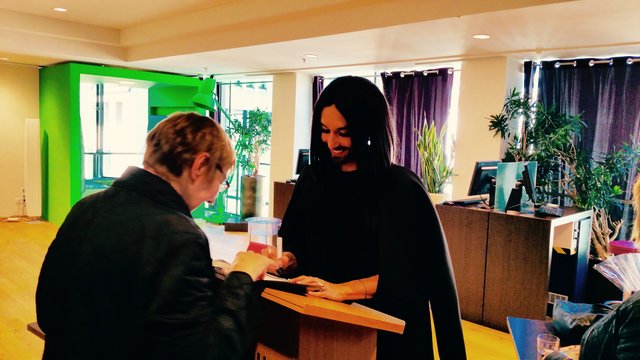 Conchita Wurst signiert Fans Bücher und CDs.