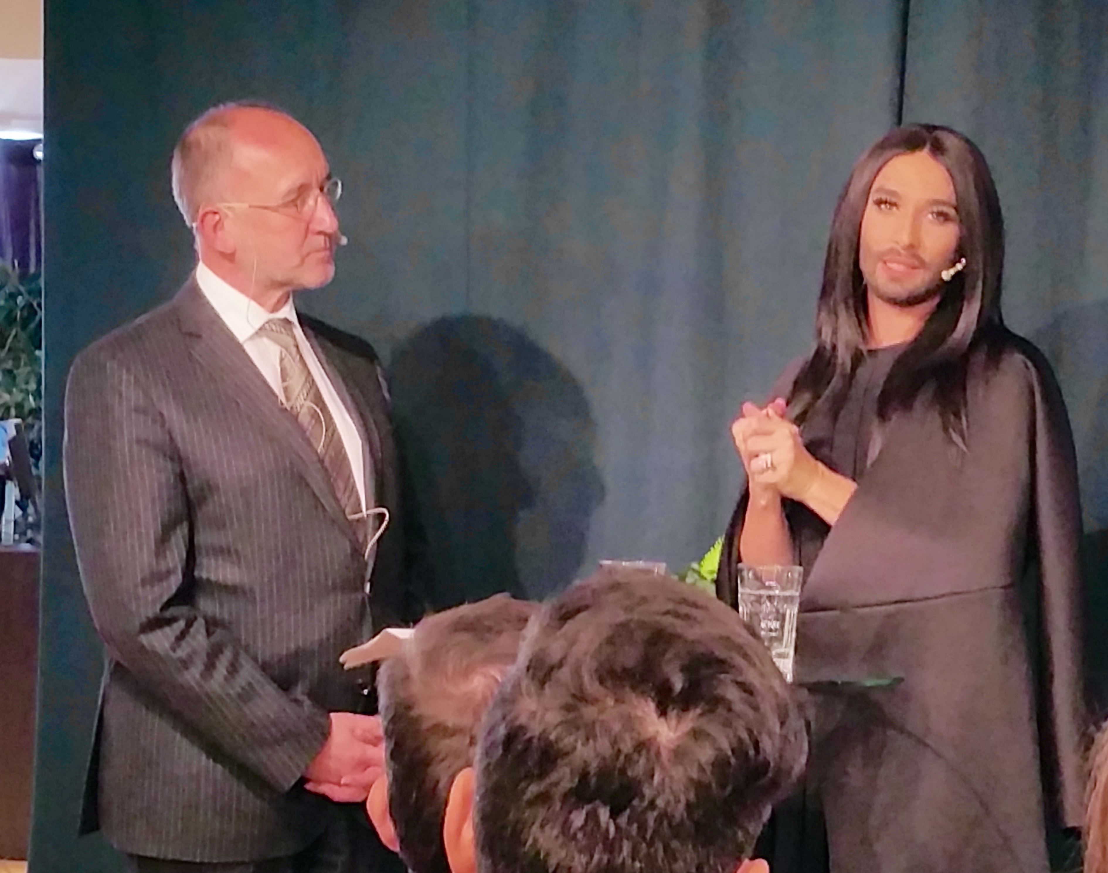 Conchita Wurst (r.) im Gespräch mit Dr. Siegfried Zelnhefer.