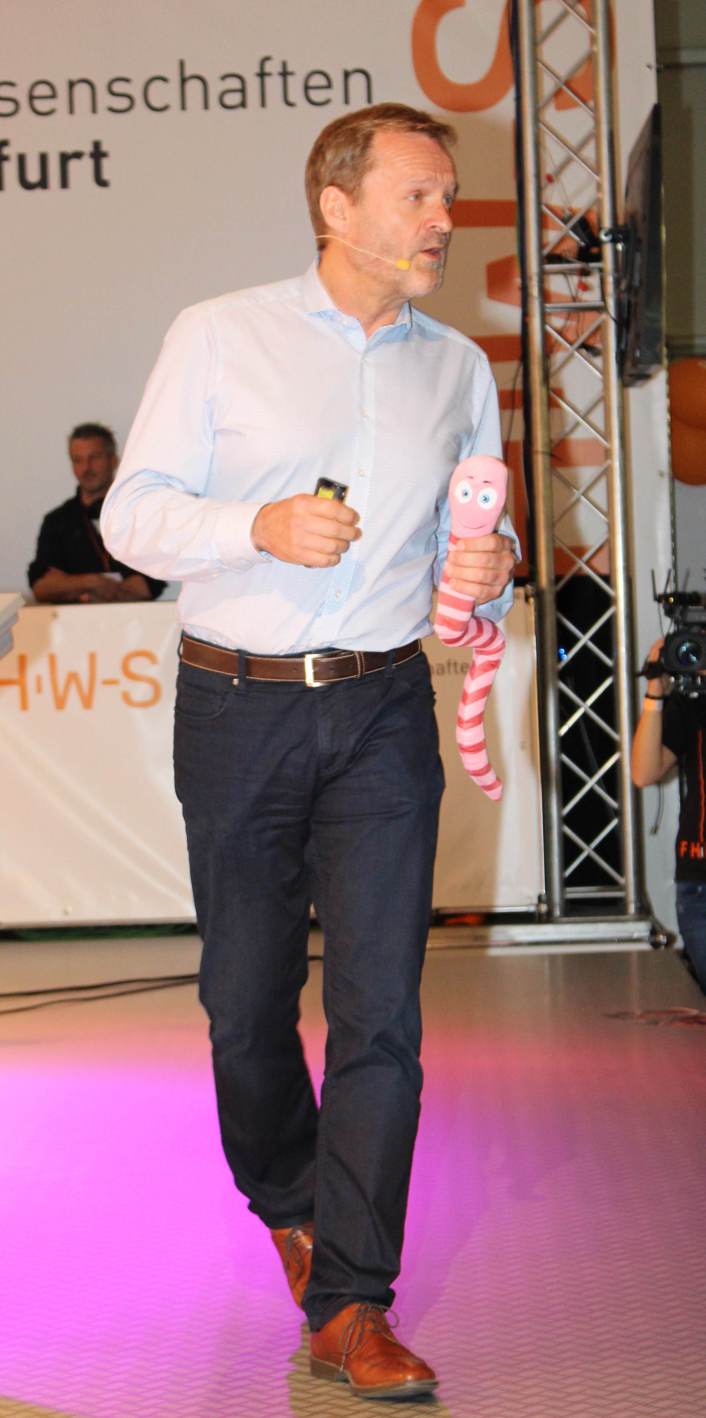 Witzige Wissenschaft: Prof. Dr. Klaus Brehm und sein Bandwurm.