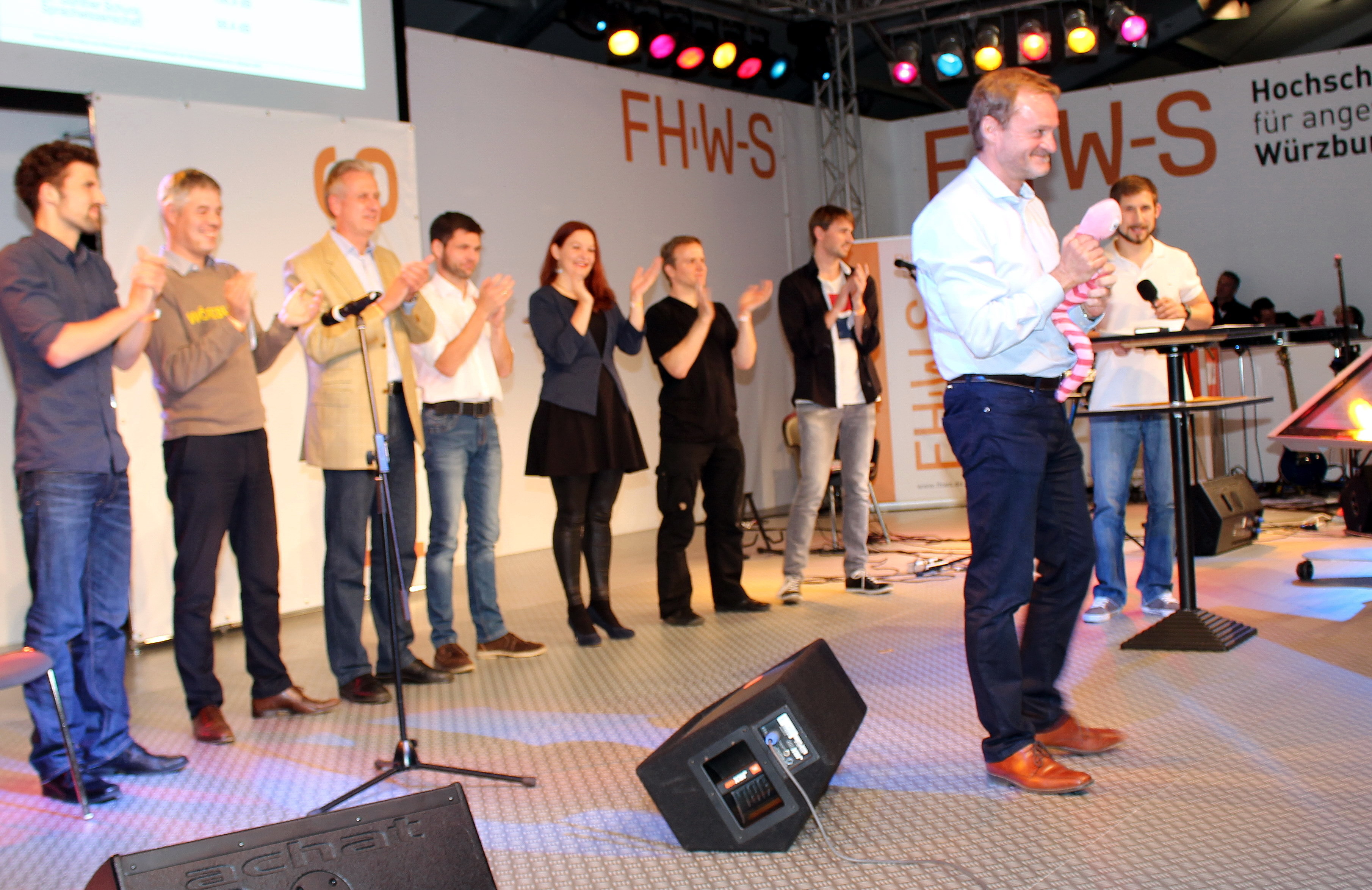 Wurm, Satz, Sieg: Prof. Dr. Klaus Brehm holt sich seinen Applaus beim Science Slam ab.