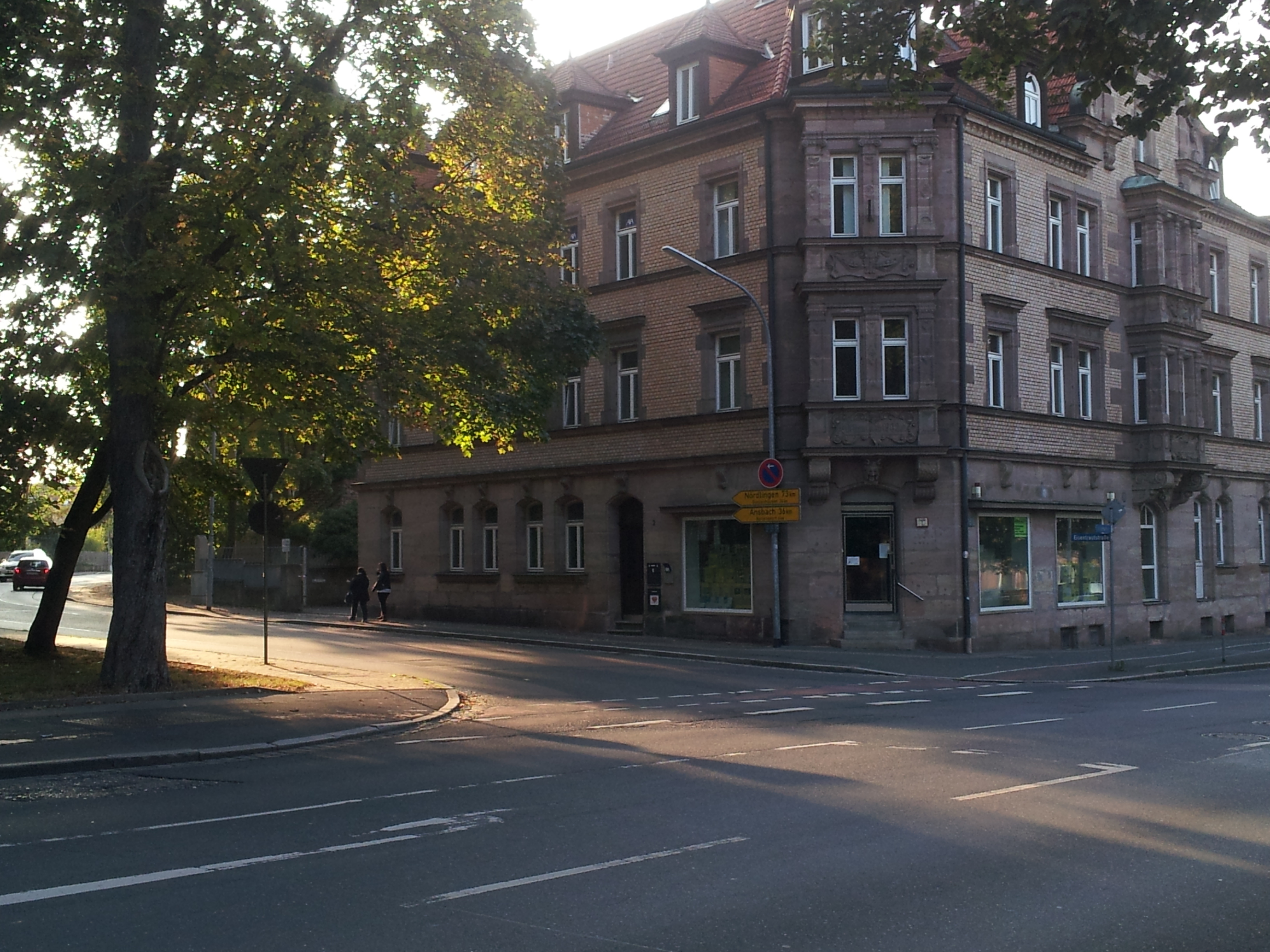 Dieses Eckhaus an der Kreuzung Bahnhofstraße/Eisentrautstraße wird das neue Domizil des Sozialamtes.
