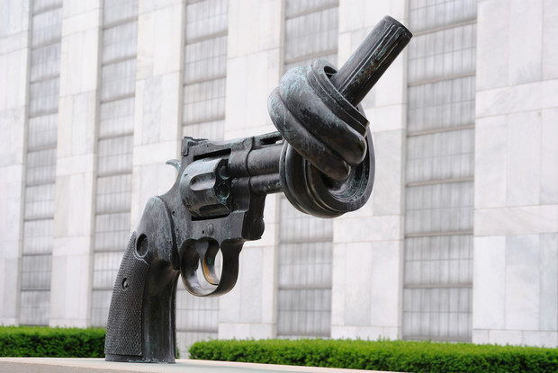 Skulptur Pistole von Carl Fredrik Reuterswaerd vor dem UNO Hauptquartier in New York City