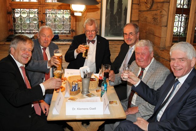 Dr. Josef Schuster (r.) stößt mit MdL Karl Freller, Ministerpräsident a.D. Dr. Günther Beckstein, Regionalbischof Dr. Stefan Ark Nitsche und Regierungspräsident Dr. Thomas Bauer an (v.l.). | Foto: bayernpress