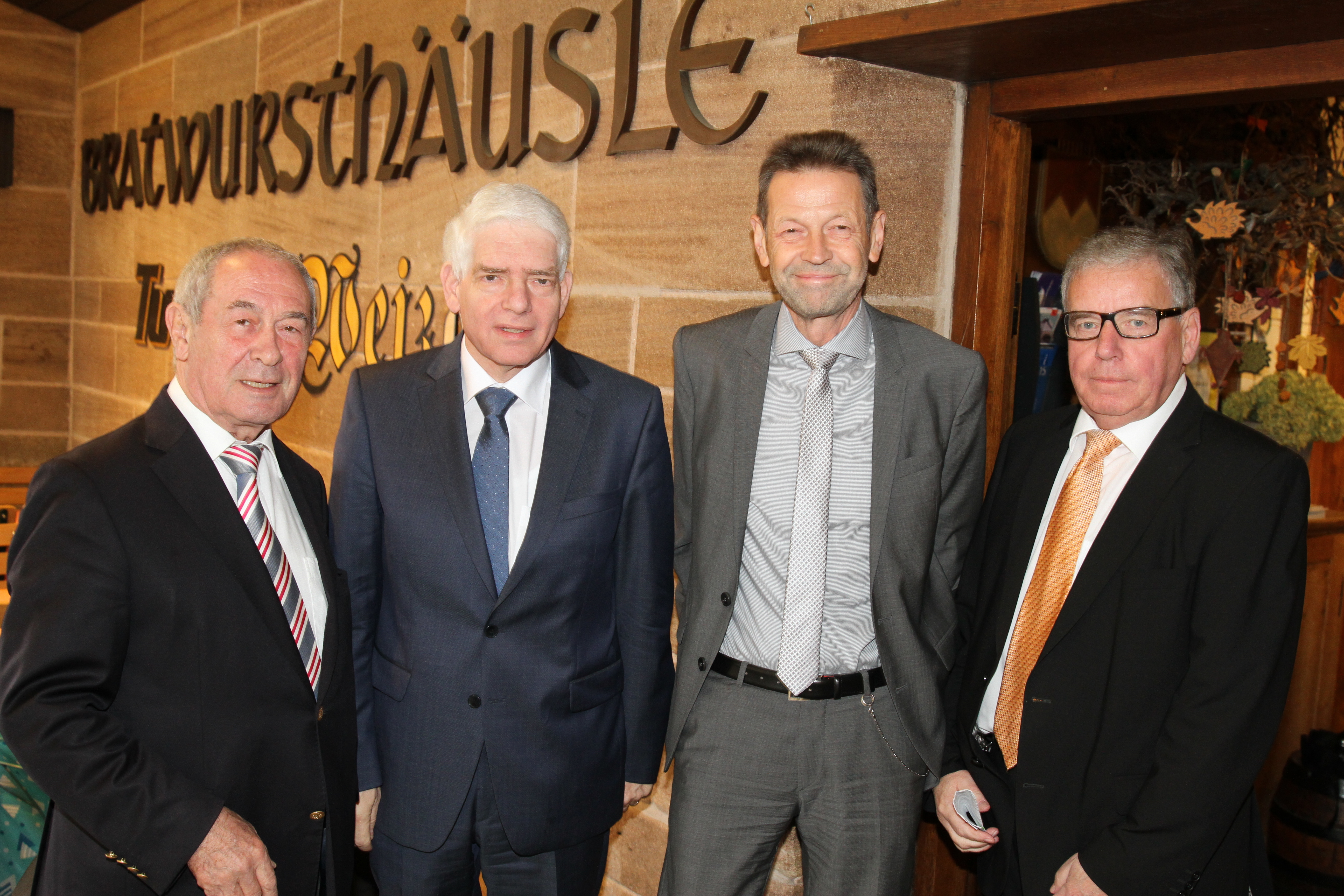 Bratwursthäusle-Wirt Werner Behringer, Dr. Josef Schuster, Martin Wagner und Rainer Faupel (v.l.).