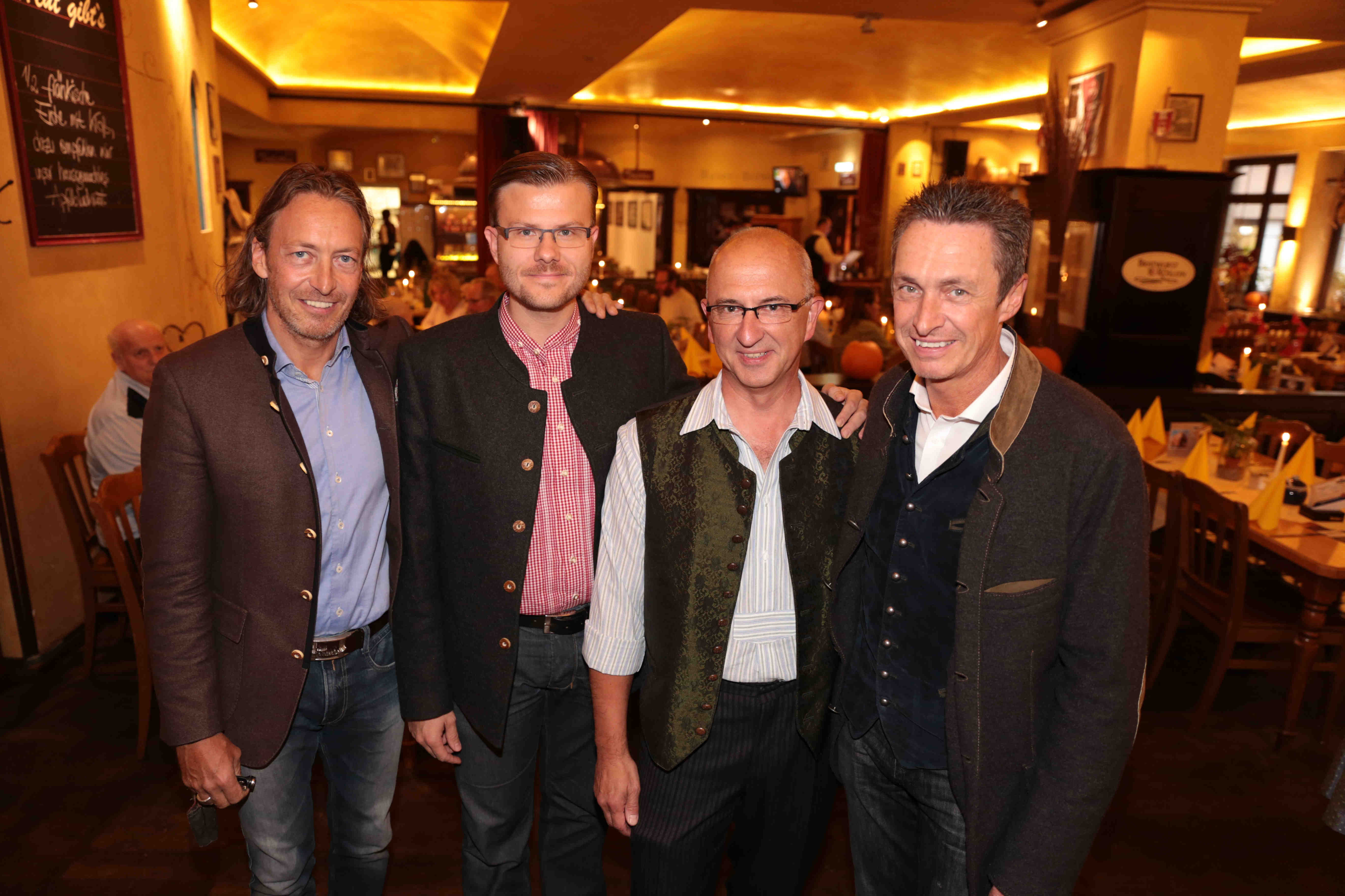 Die Röslein-Wirte Thomas (l.) und Michael Förster (r.) mit Commerzbank-Direktor Markus König (2.v.l.) und Werner Bauer, Vorsitzender der Arbeitsgemeinschaft Fränkische Volksmusik.