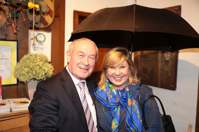 "Schirmherr" für die Minister-Ehefrau: Werner Behringer mit Gerswid Herrmann. | Foto: bayernpress