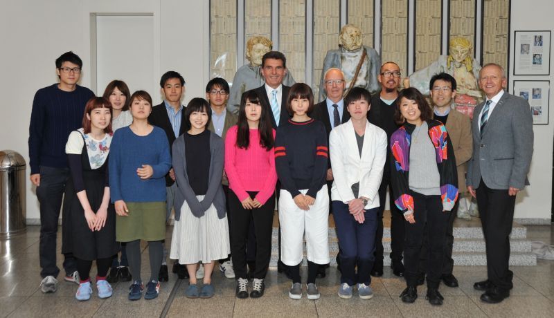 V.r.n.l. hinter den Studentinnen und Studenten der ehemalige Berufsmäßige Stadtrat Diethard Schinzel, Prof. Kaname Yanagisawa, Prof. Linn Song, 2. Bürgermeister Anton Heindl und der für die Partnerschaft zuständige Dezernent Michael Keneder
