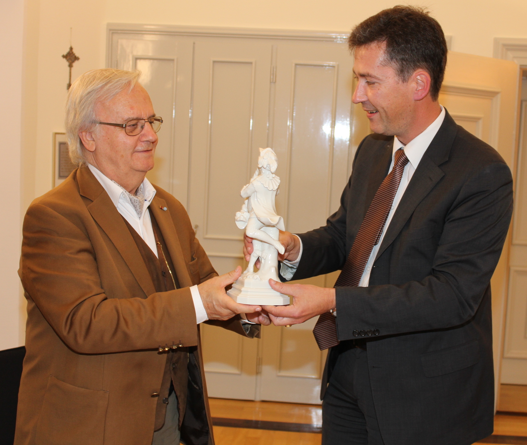 Oberbürgermeister Christian Schuchardt (re.) überreicht Dr. Blagoy Apostolov den Tanzenden Schäfer.