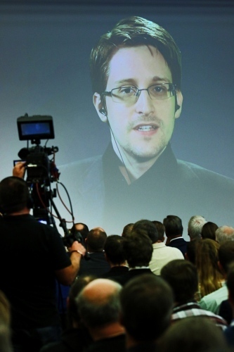 Edward Snowden polarisiert. Kürzlich war der Whistleblower via Google Hangout bei der IT-Sicherheitsmesse it-sa live aus Moskau zugeschaltet.