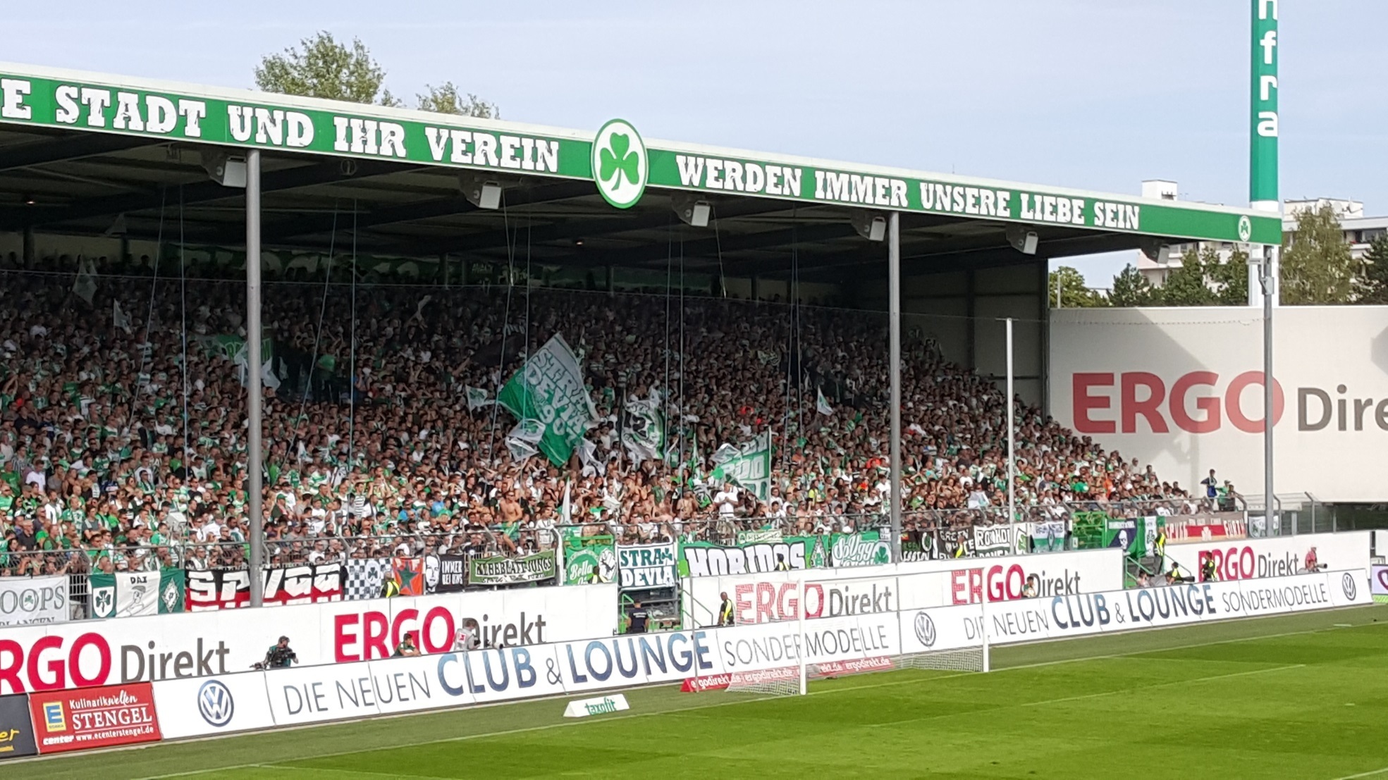 Die Kleeblattfans wollen ihre Mannschaft siegen sehen. Foto: Ebersberger