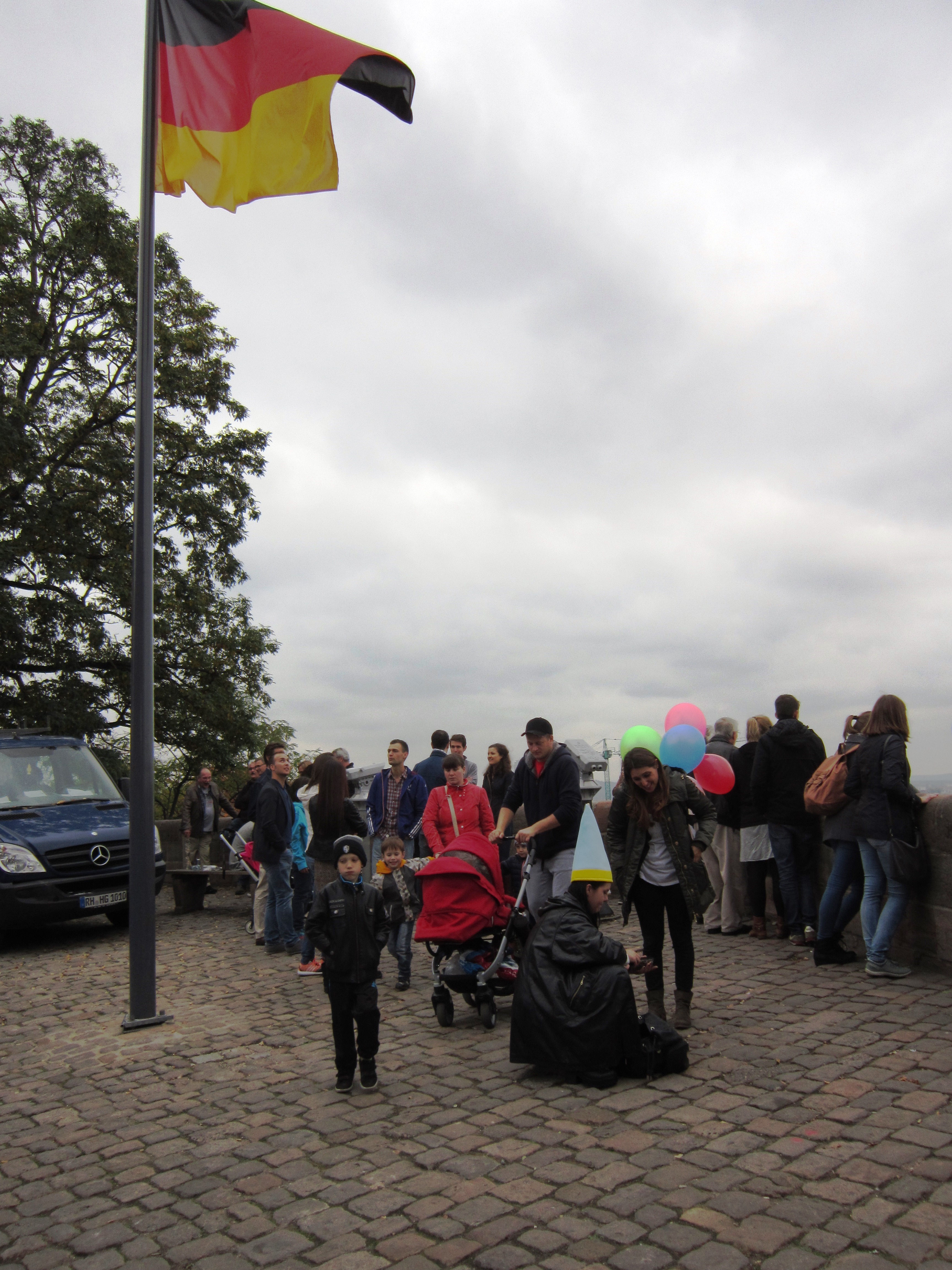 Die Deutschlandflagge auf der Freiung - und eine Prinzessin?