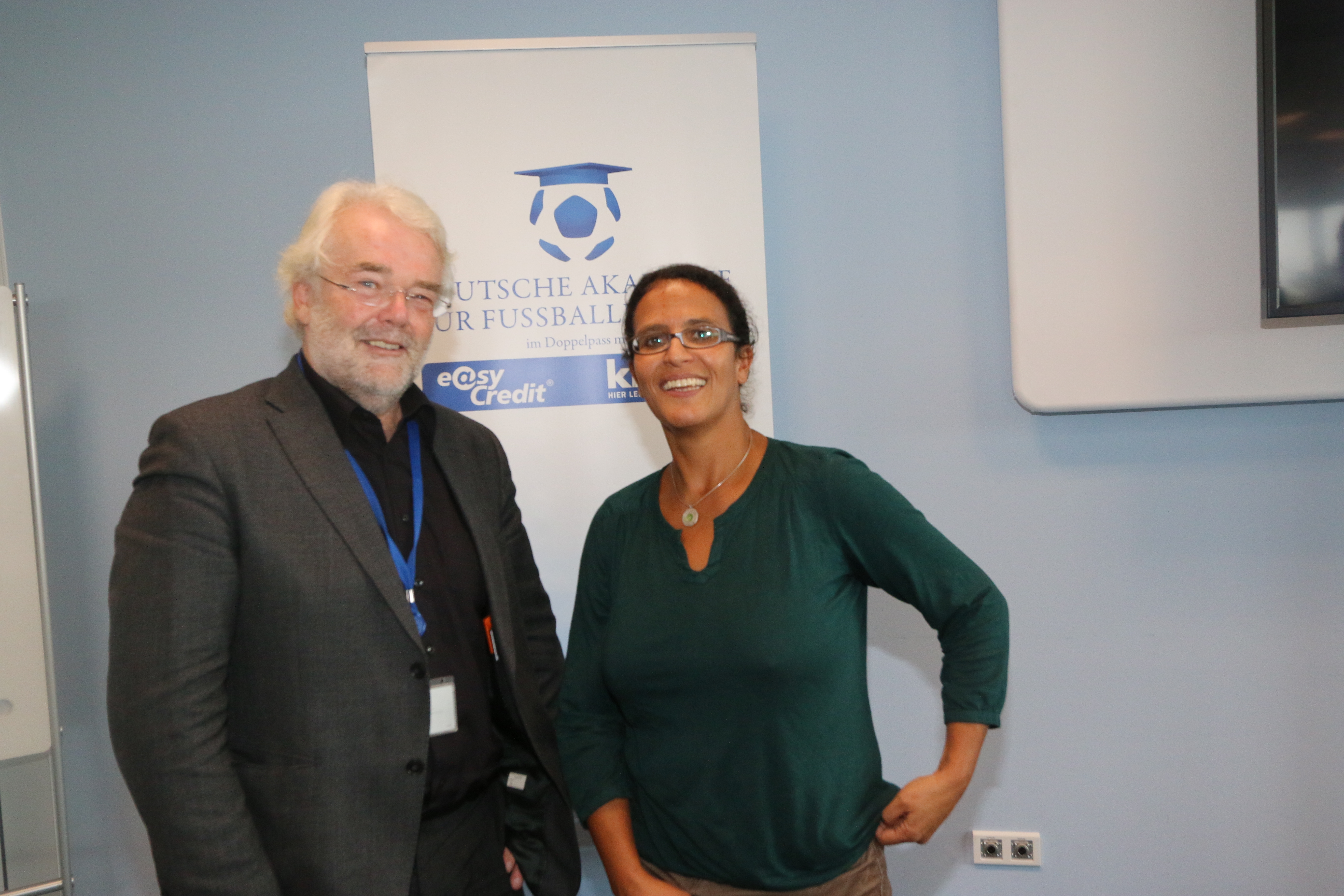 Jürgen Marktwirth, KUF Dienststellenleiter, und Nicole Hummel, Tessloff Verlag.