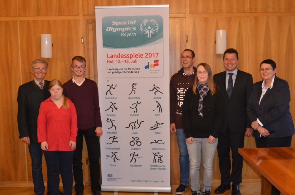 Vereinbarungsunterzeichnung: Angelika Schlammerl (Schatzmeisterin SOBY), Dr. Harald Fichtner (Oberbürgermeister Stadt Hof) und Horst Demmelmayr (stellv. Vorsitzender SOBY) unterzeichnen die Vereinbarung zur Durchführung der 6. Special Olympics Landesspiele Bayern 2017 Hof (Bild: SOBY)